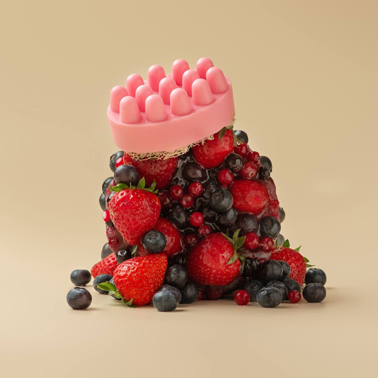 Масажне антицелюлітне мило з люфою Wild Berries — Лісові ягоди — фото 2